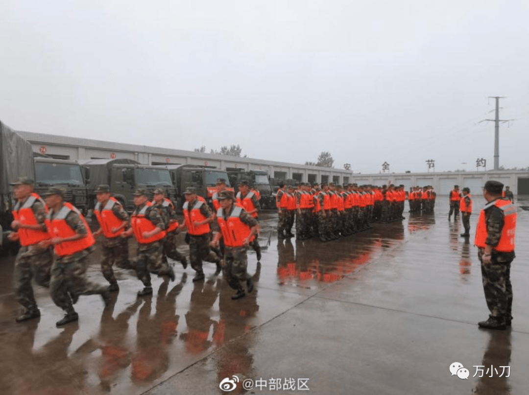 河南抗灾,暴雨中揪心,泪目的瞬间!_郑州市