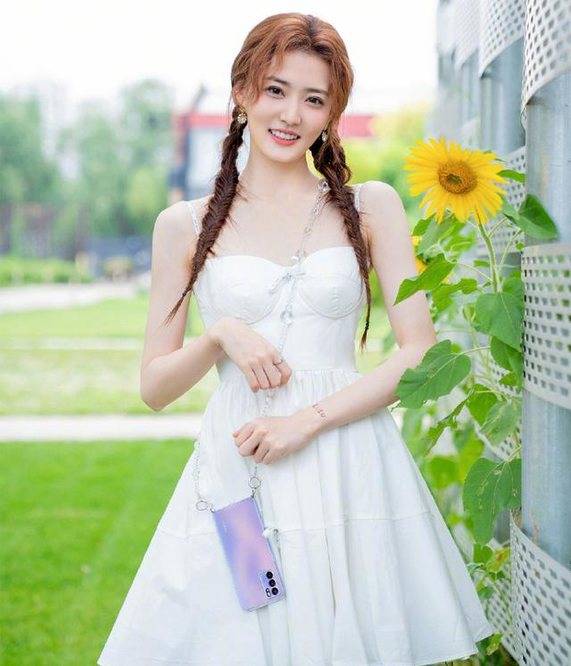 26岁的徐璐长胖了?穿白裙在户外拍大片,背部勒出明显赘肉