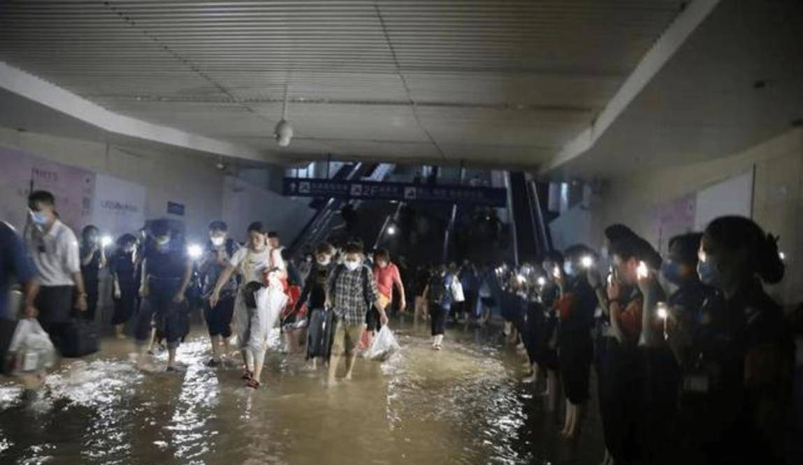 河南郑州:暴雨水灾冲走满仓库酒水,老板娘跪求拾捡者手下留情