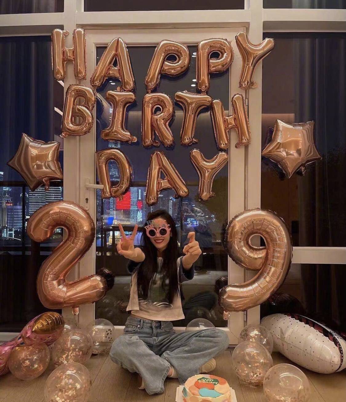 迪丽热巴直播庆29岁生日全程害羞甜笑捂脸的一瞬间像极了初恋