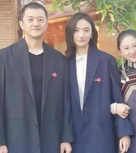 李亚鹏小19岁女友海哈金喜并非素人,父亲是作家娱圈人脉广!