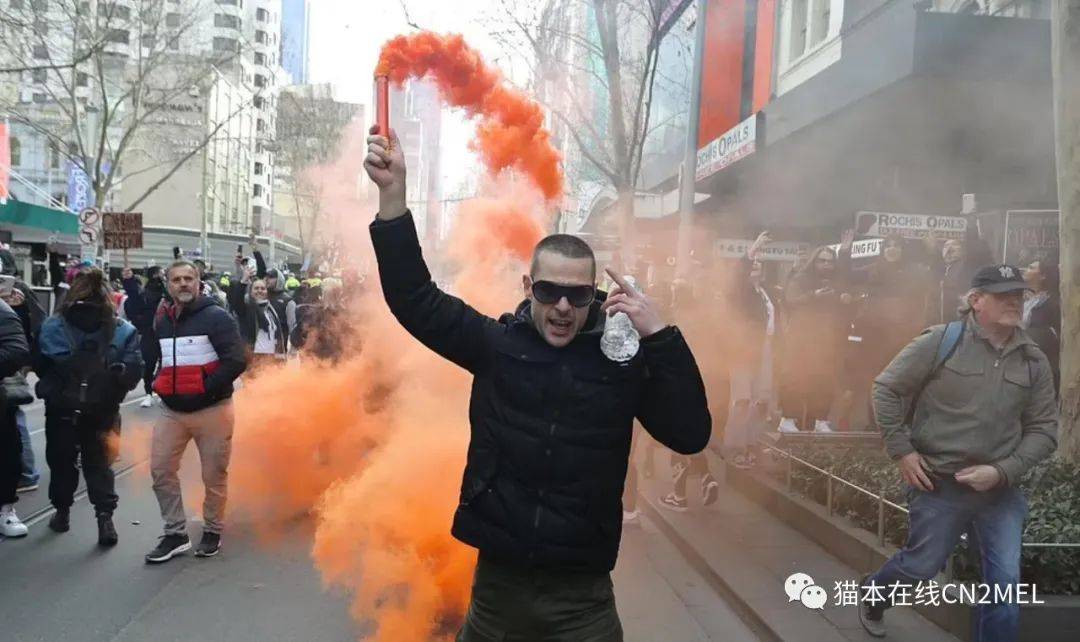 喷火怪,烟雾弹,日增1000例.今天澳洲爆发了史上最脑残的集会