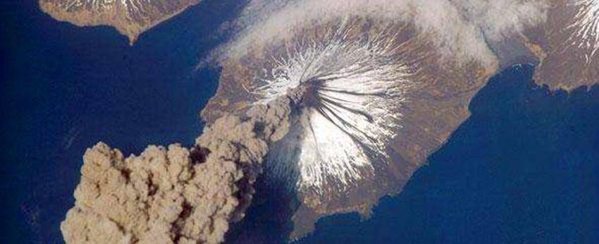 美国阿拉斯加州阿留申群岛克利夫兰火山爆发.