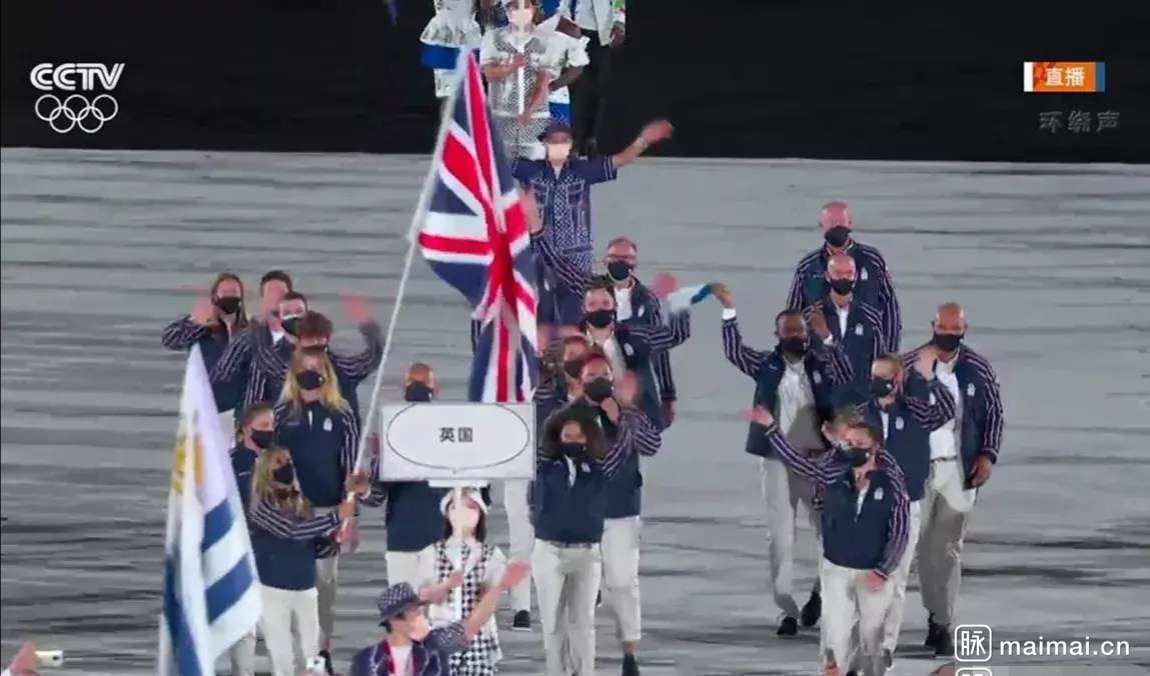 东京奥运会开幕式上,英国奥运代表团,牌子上赫然写着"