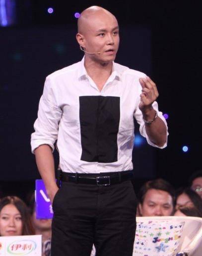 原创曾经红极一时的主持人乐嘉,如今街头卖艺还皈依佛门,他得罪了谁
