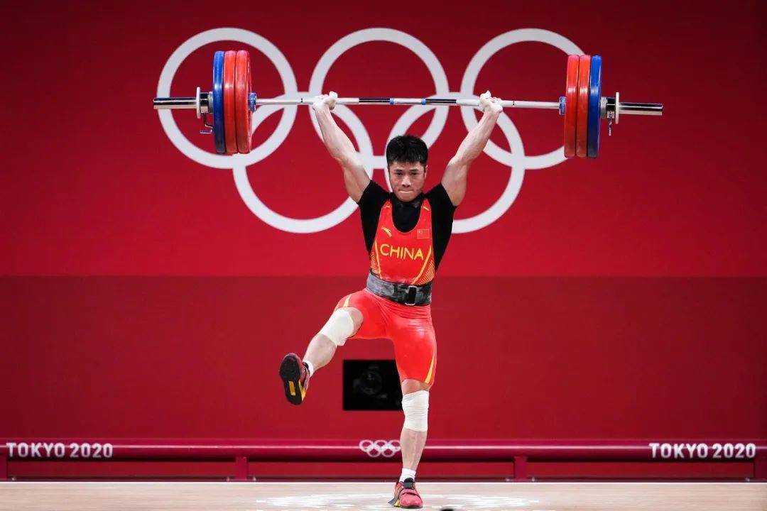 2020东京奥运会举重男子61公斤级a组:李发彬夺金,金鸡独立抢镜.