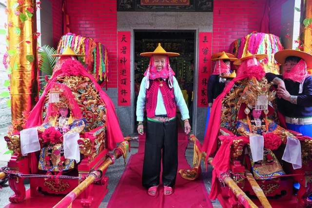 惠安女聚居地小岞镇,逢天后诞辰都会举办霞霖妈祖祈福盛事 钱悍/摄