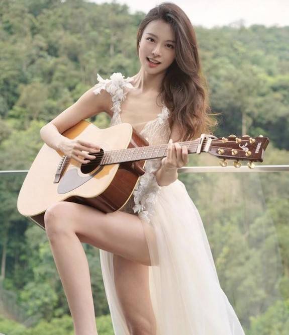 李云迪女徒李元玲,被誉为"马来西亚之光",弹吉他不忘秀身材?