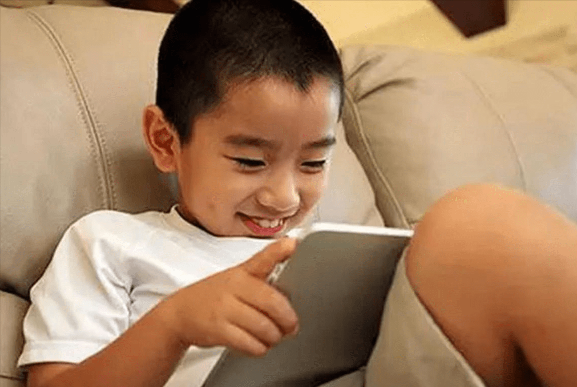 对于不同年龄段的孩子玩手机,家长该如何干预?