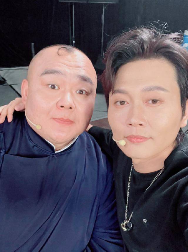 德云社杨鹤通,孟鹤堂主持龙字科面试,并同框合影祝大家节日快乐!