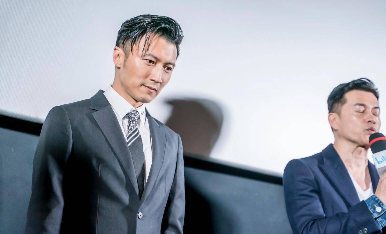 谢霆锋现身首映礼,穿西装单手插袋太帅,41岁学父亲戴耳钉像鲜肉