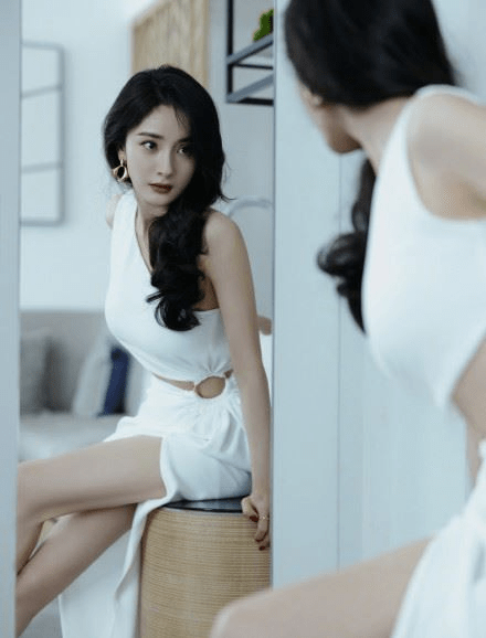 杨幂身材匀称(图/翻摄自微博 返回搜 责任编辑