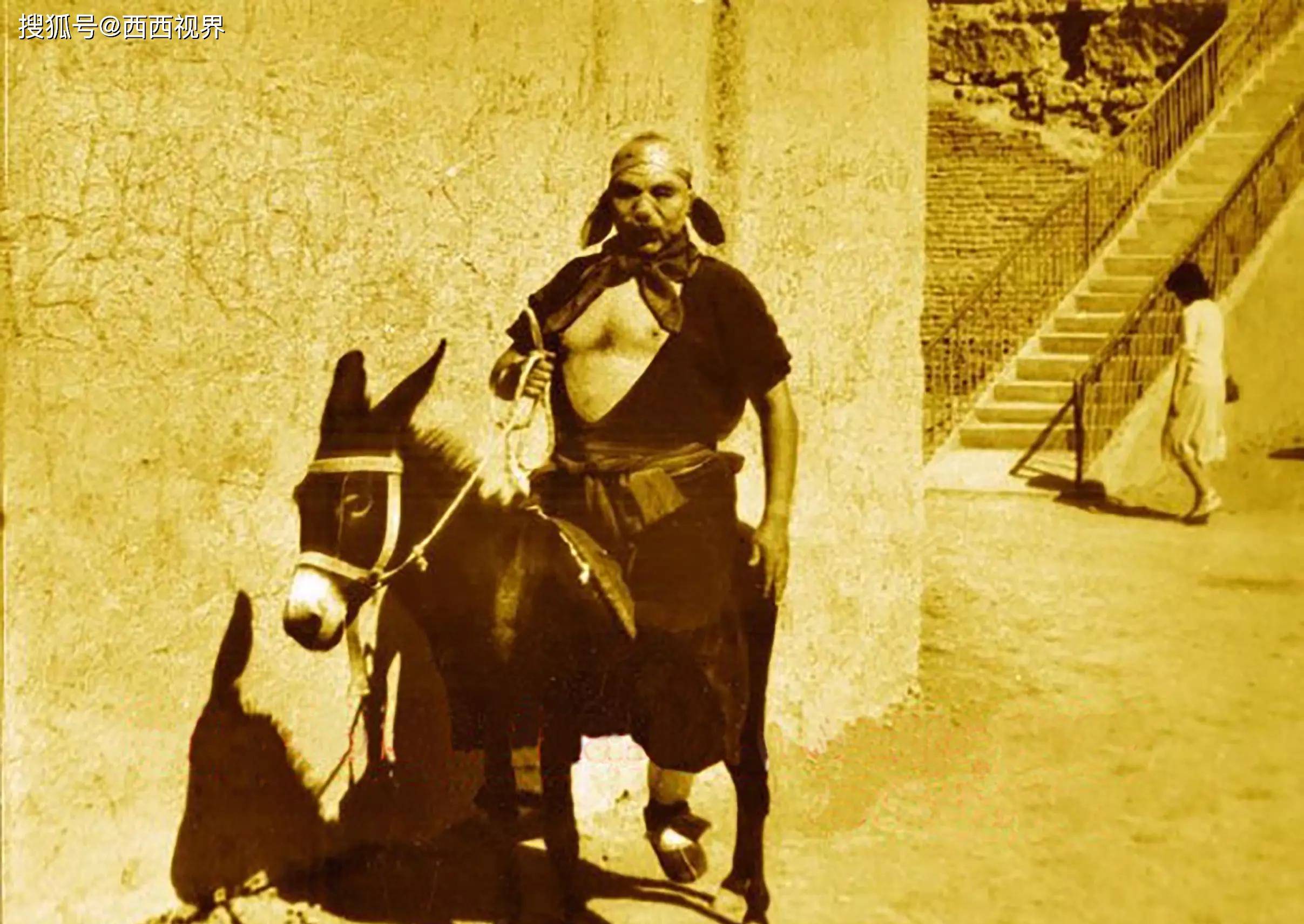马德华饰演的猪八戒,在新疆火焰山骑毛驴的珍贵照片