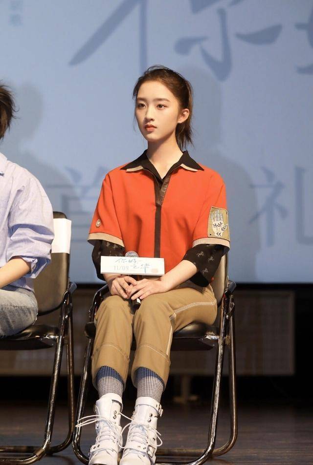 是初恋的感觉没错了邓恩熙身穿清纯制服15岁少女感爆棚