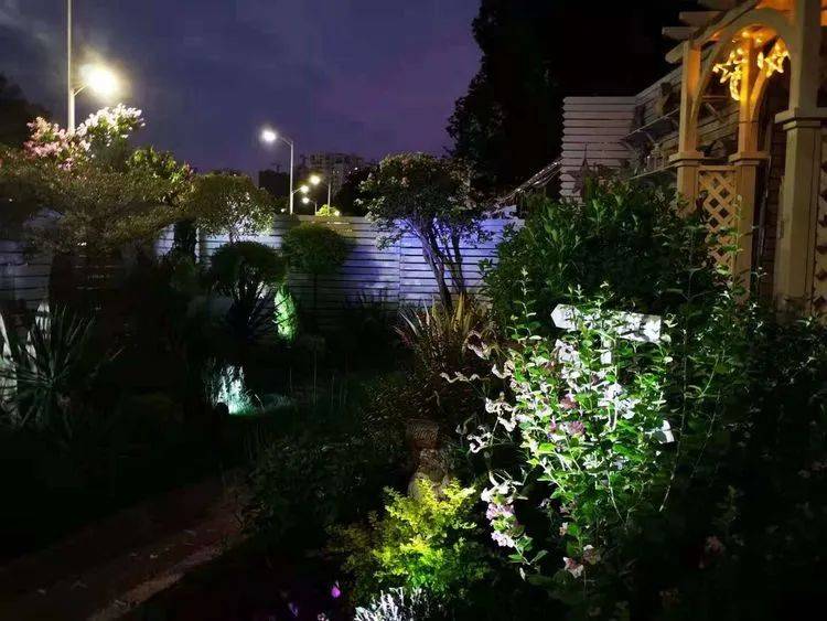 ——夜景也很重要,配合相应的夜灯,花园在夜晚可以呈现出不同于白天的