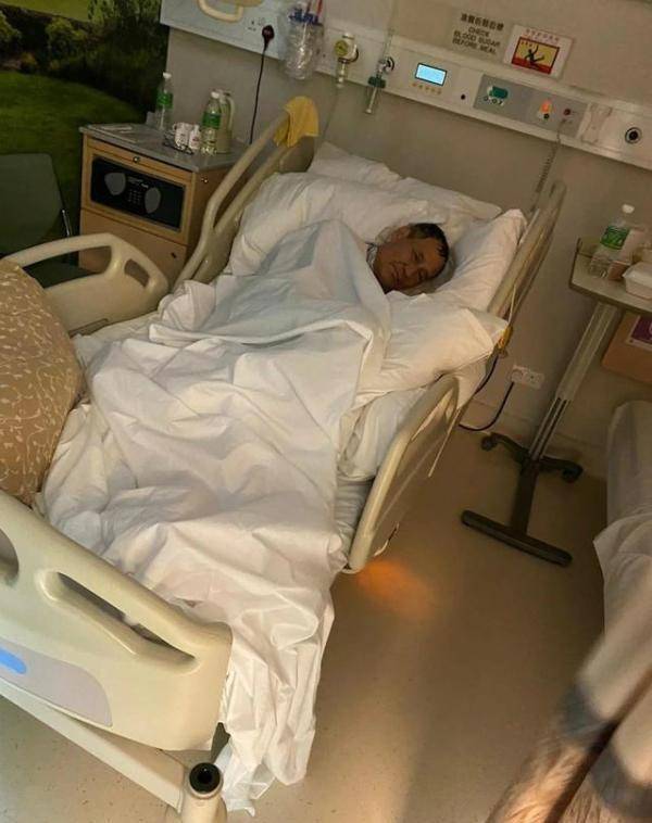 从最新的陈惠敏病床照片来看,他整个人已经憔悴不堪,很明显他躺在床