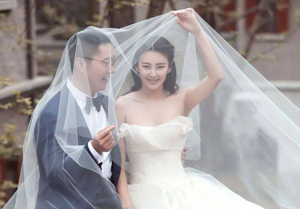 原创34岁离婚两次,如今找小8岁的"小鲜肉",张雨绮是如何做到的?