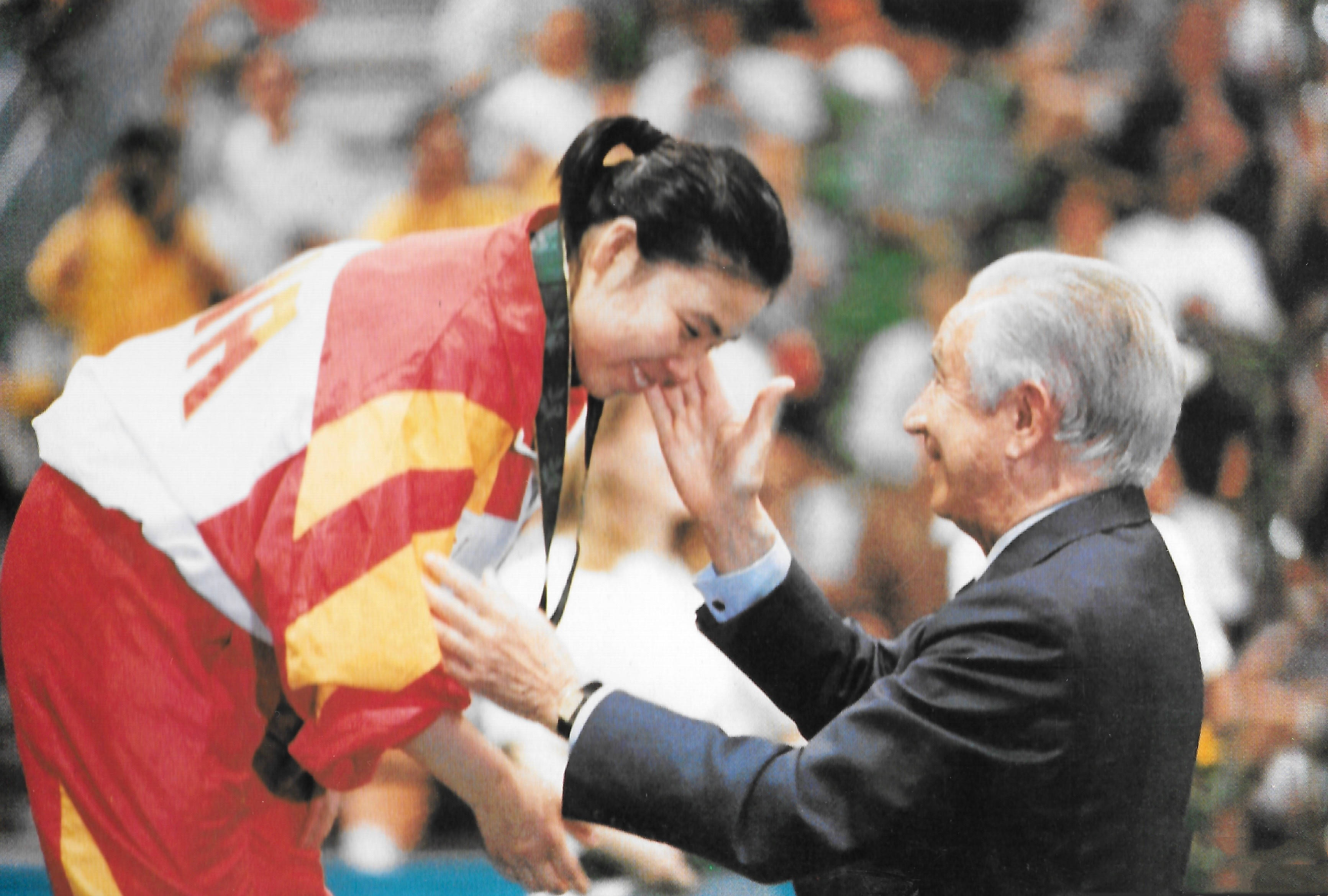 1991年邓亚萍参加国际乒乓球锦标赛时, 奥委会主席萨马兰奇也在现场