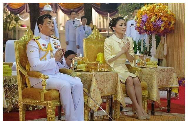 泰王真心不喜王后!双眸紧闭难得用心祷告,苏提达穿蕾丝显嫩十岁