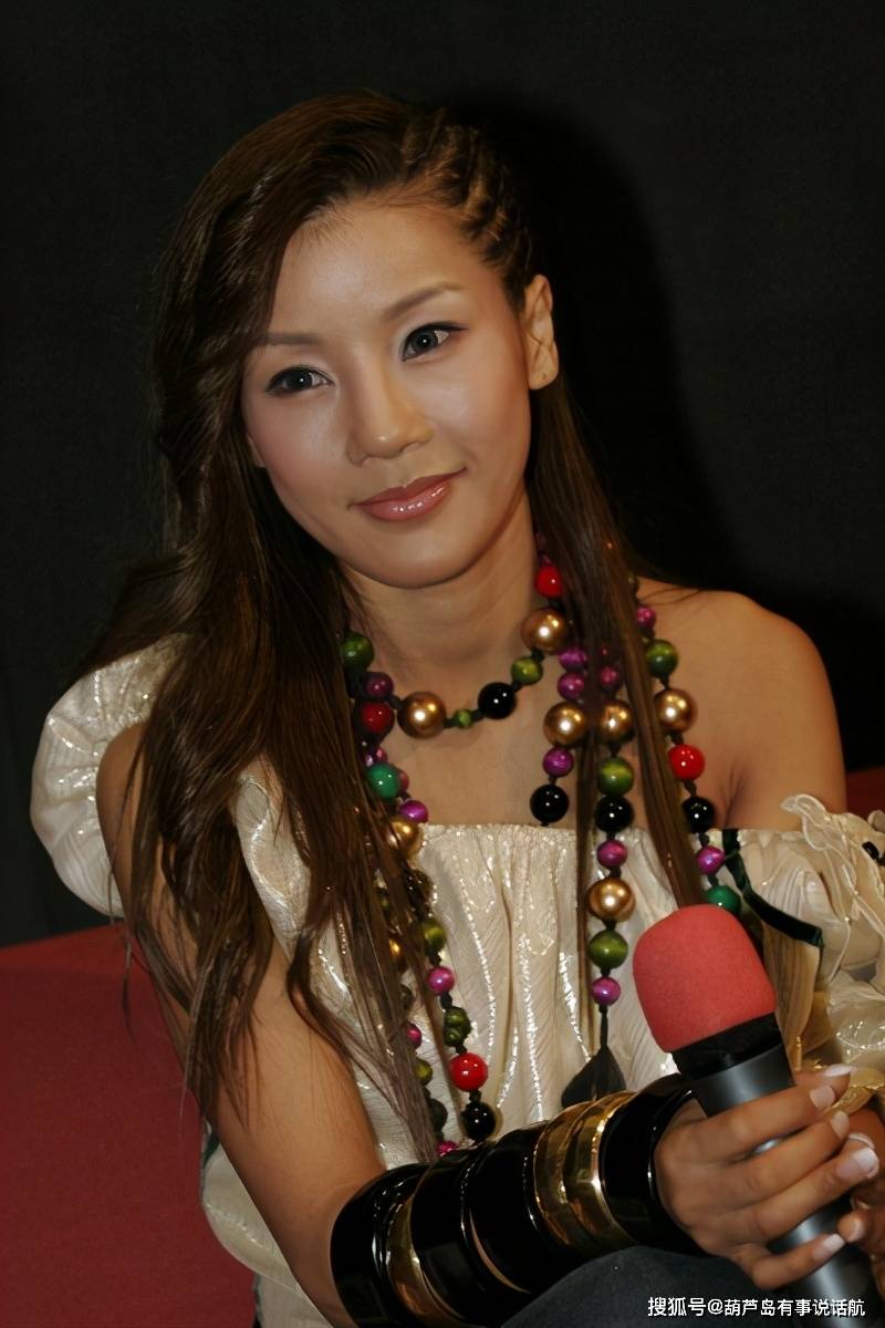 米娜与老公近照,42岁的她身材抢镜,她为何拒绝王思聪的邀约?