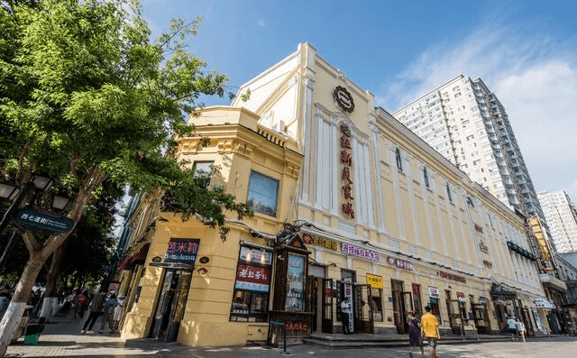 哈尔滨一步行街,长达1.4公里,满街都是欧式建筑,传承已达百年