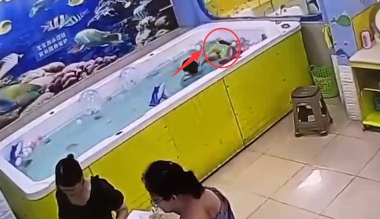 原创痛心!广东4岁女童泳池溺水,挣扎许久后身亡,2名女子全程在场