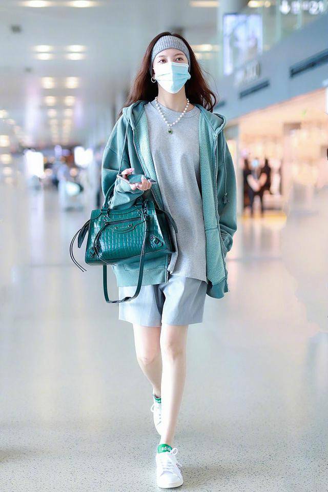 原创宋妍霏街拍一览,又帅又酷的她,咋可能眼里揉沙子