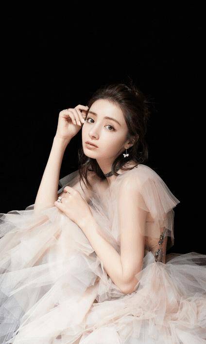 麦迪娜挺8个月孕肚健身!四肢纤细如少女,直言肚子太大