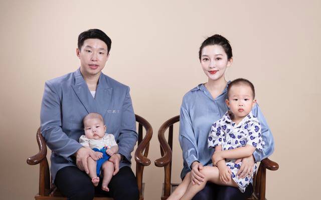 原创烧饼的老婆郑胡昕晒全家福照片,庆贺儿子小饼干出生百天