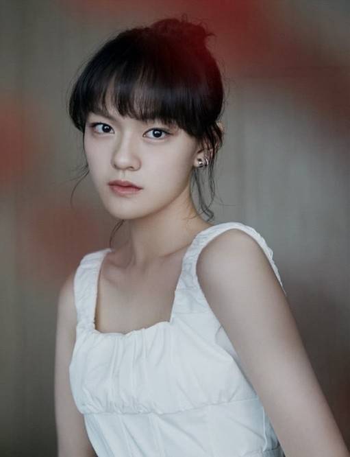 原创18岁文淇街拍氛围感超强!穿着礼裙表情好可爱,妹妹比水蜜桃更甜