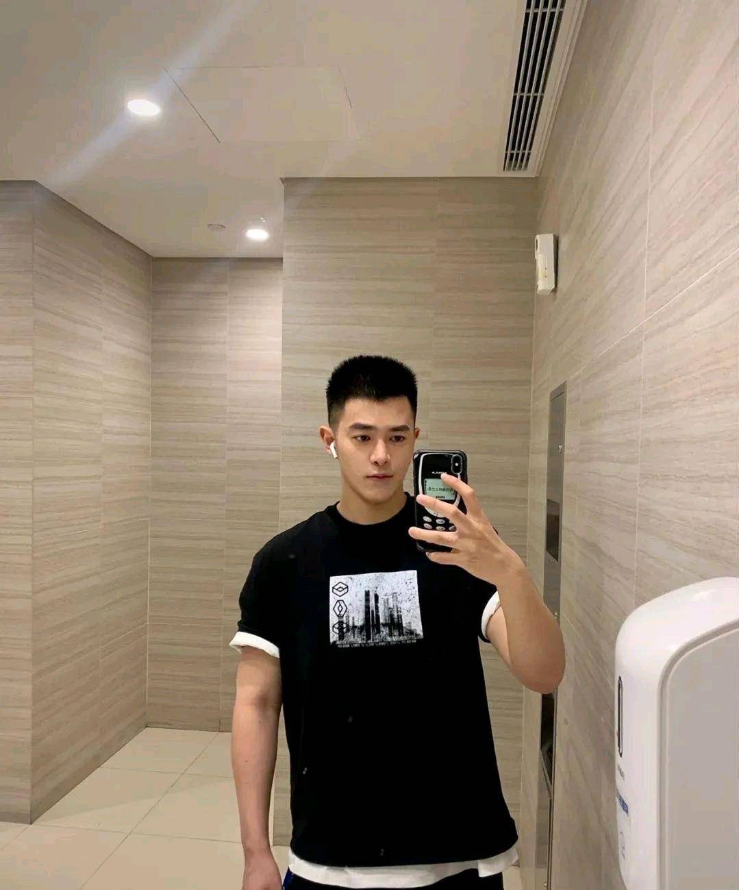 白净鲜肉帅哥笑起来酒窝太迷人有点上头哦