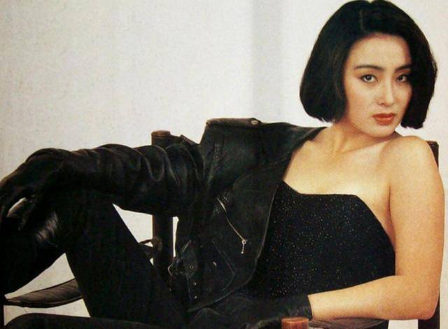 在当时众多的香港电影女性明星中,张敏依旧是非常亮眼,气质迷人