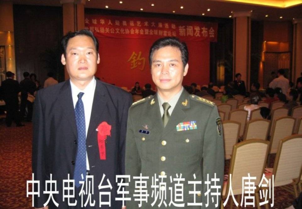 原创央视军事节目主持人唐剑,面孔英武谈吐机智,浑身上下充满了兵味!