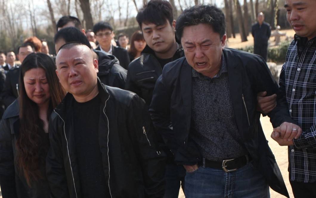 冯巩祭拜师父马季,对着师父雕像抽泣不止,冯巩:先生像