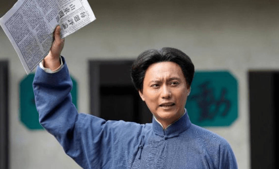 在电视剧《伟大的转折》中,遵义会议和会理会议这两场戏中,侯京健的
