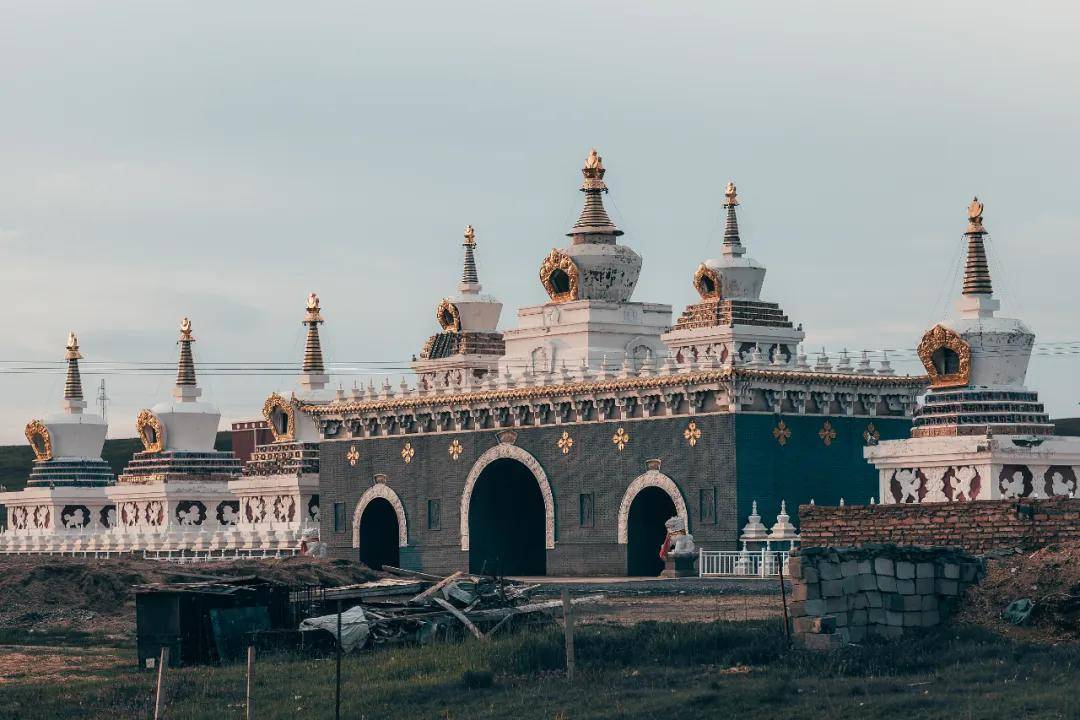 它的建筑风格非常特别,不仅带有藏传佛教寺院的风格,还结合了汉式殿宇