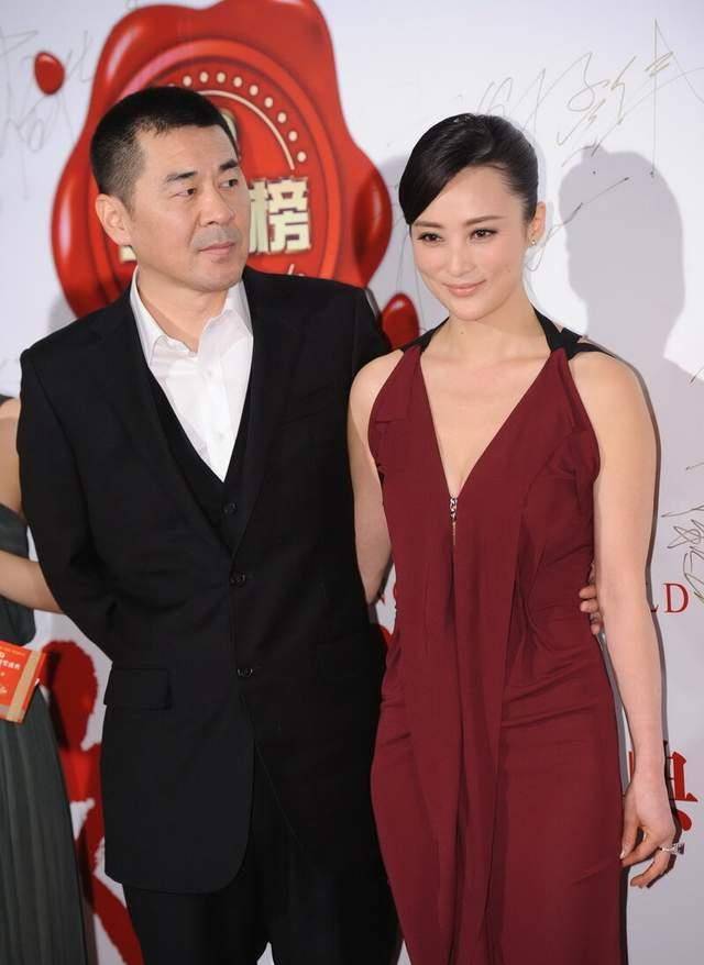 蒋勤勤在陈建斌身边真敢穿,红色长裙清凉又高级,老公搂腰真甜蜜