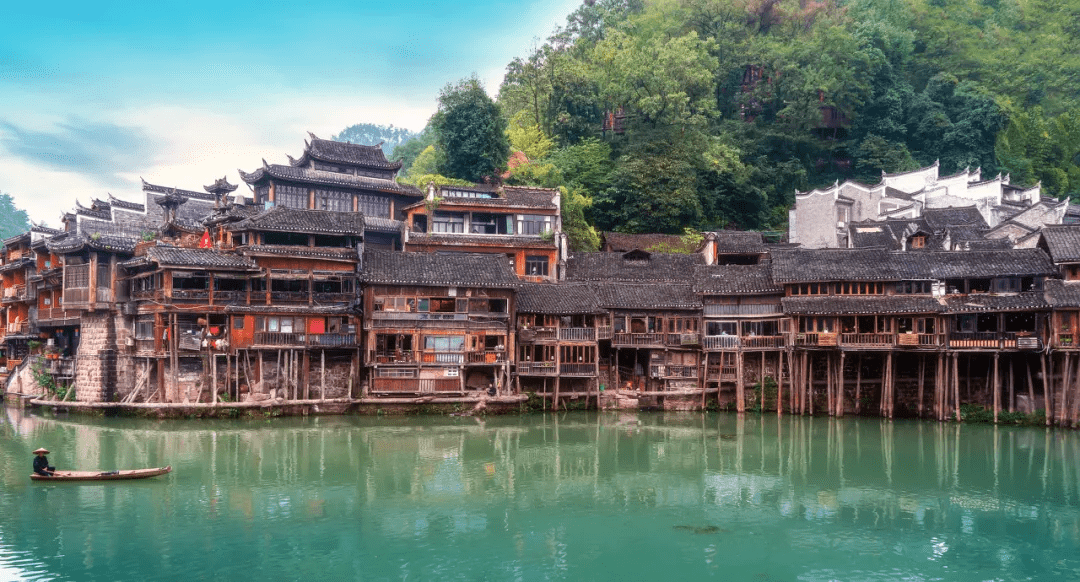 图片|湘西凤凰吊脚楼:一种历史悠久的干栏式建筑,多临水而立,依山而建