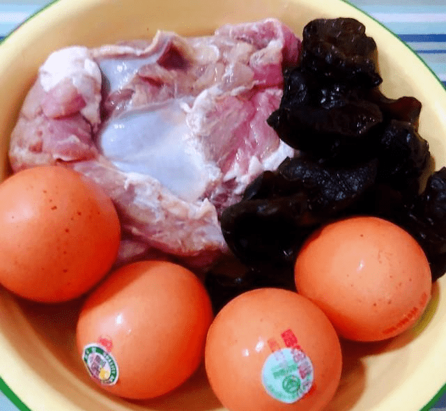第1步,准备原材料鸡蛋,羊肉在清水中浸泡一会儿去除血水冲洗后沥干