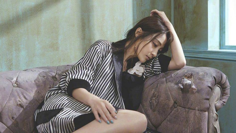 39岁姚笛遭婚变?富豪老公深夜和美女约会,手挽手身体紧贴好亲密