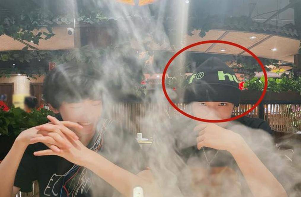 宋亚轩深夜和刘耀文吃火锅看到刘耀文的帽子粉丝诧异了