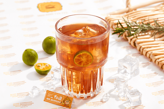 韦小堡特质的青桔柠檬茶,选用了知名品牌立顿的精选红茶,含有丰富