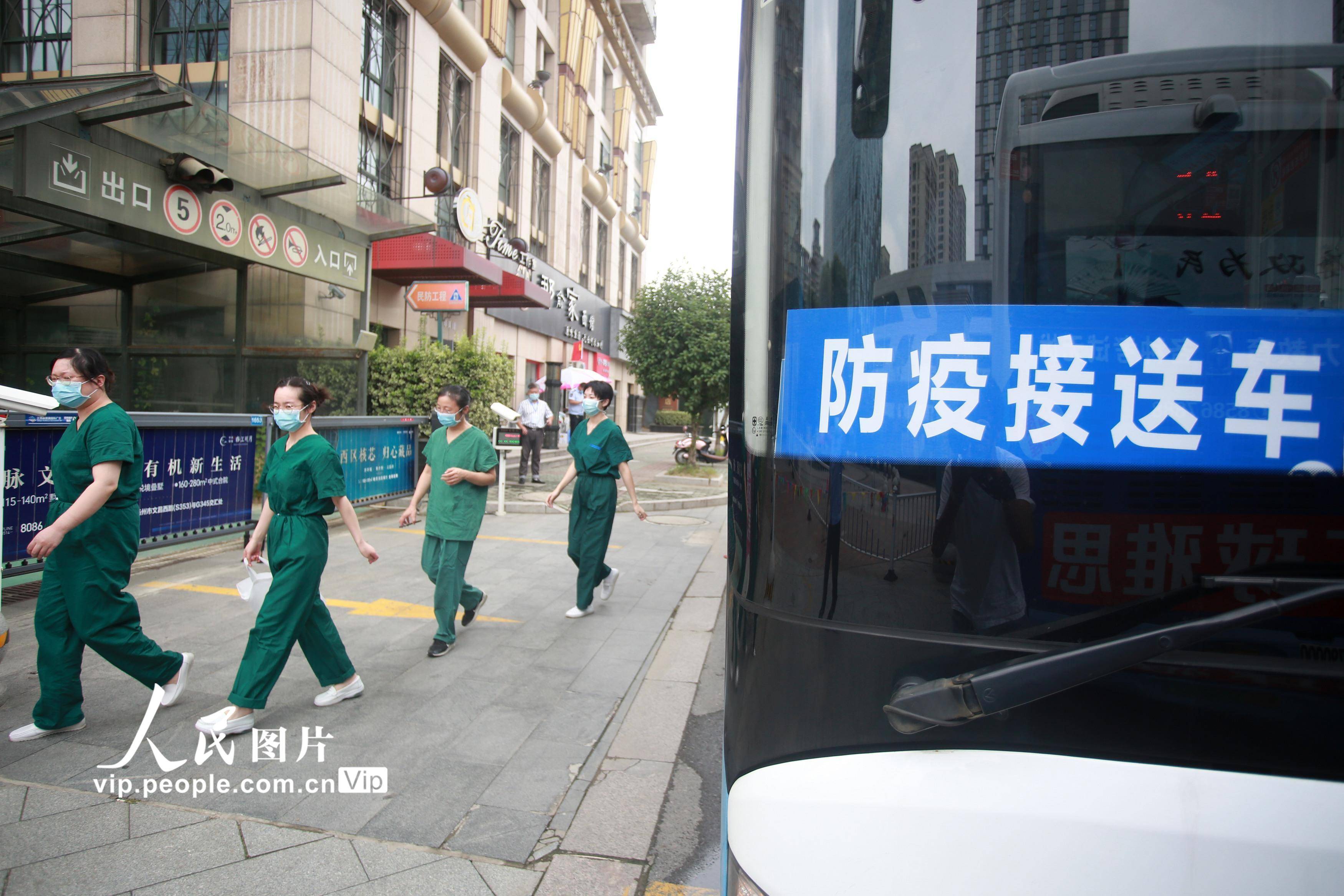 江苏扬州:抗疫一线的"摆渡人"