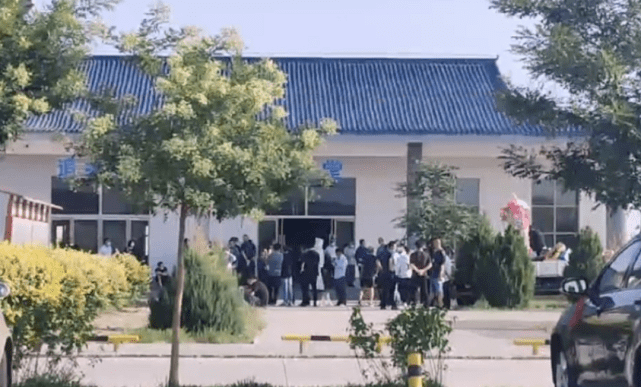 原创于月仙丧礼现场细节曝光:遗体沉睡于鲜花中,遗容安详,哭声阵阵