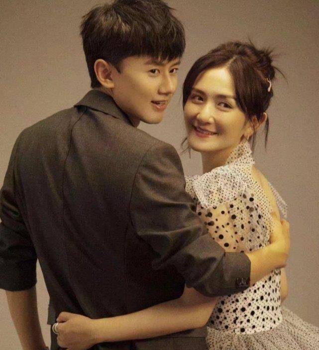 张杰晒与谢娜亲密合影!七夕送玫瑰花浪漫表白,谢娜甜蜜回应老公