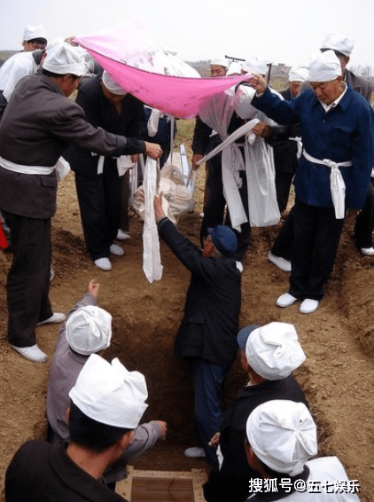 原创网传于月仙遗体被火化乘赵本山私人飞机回老家赤峰安葬