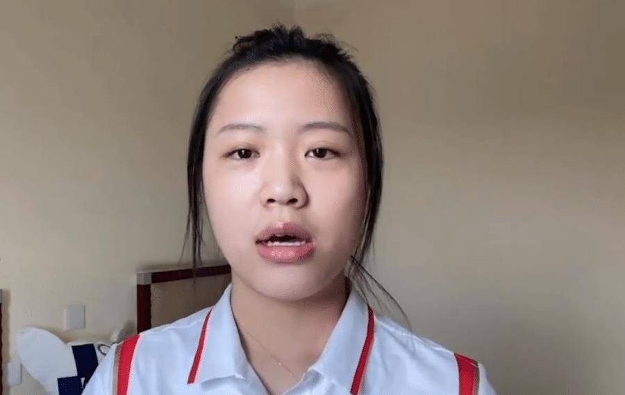 原创奥运冠军杨倩素颜出镜,被路人指指点点,被批不如女网红好看