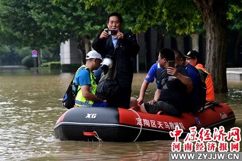 郑州市公安局郑东新区分局宣传科科长徐刚激流涤警徽妙笔铸忠诚