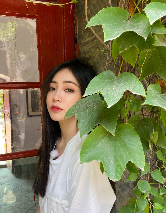 来看氧气美女!谢可寅晒美照大长腿吸睛