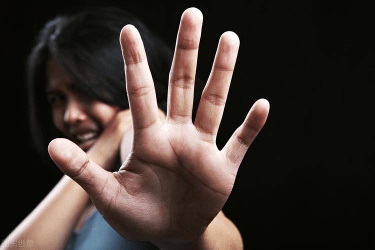 原创男子偷窥邻居夫妻房事,生理起反应,趁丈夫熟睡性侵其妻